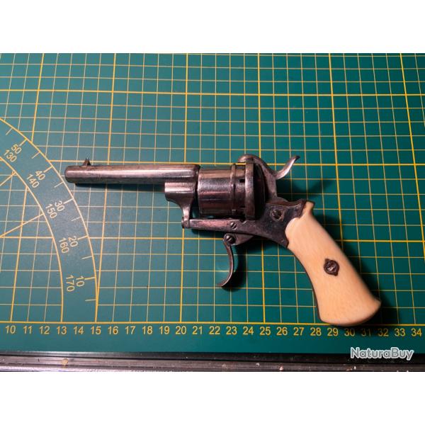 Jolie revolver  broche avec plaquettes OS