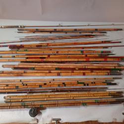 Beau lots de 4 cannes a pêches anciennes complète et nombreux autres bouts de cannes en bambou