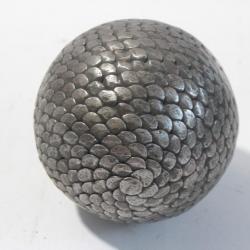Boule de pétanque cloutée écailles de poisson