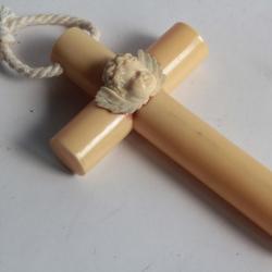 Ancienne Croix de berceau celluloïd chérubin