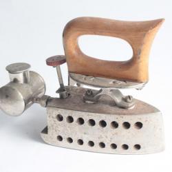 Ancien petit fer à repasser à essence