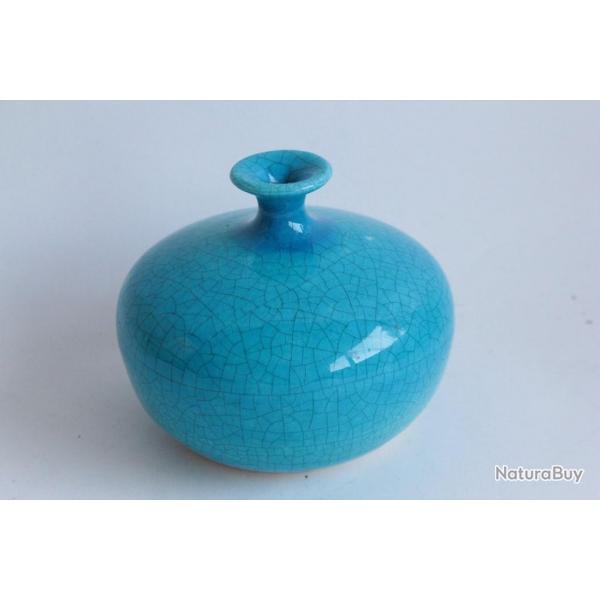 Petit vase bleu cramique craquele sign AEMIE