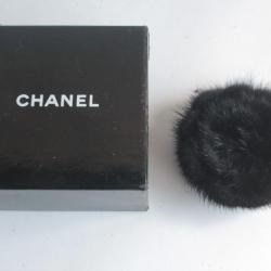 CHANEL Broche Camélia fourrure noir