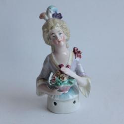 Demi figurine porcelaine Femme panier de fleurs