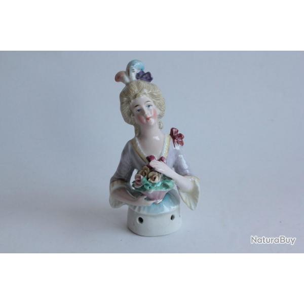 Demi figurine porcelaine Femme panier de fleurs