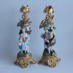 Paire de bougeoirs Personnages porcelaine et bronze doré XIXe siècle