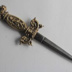 Dague ancienne bronze et acier gravée Vénus cupidon