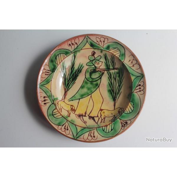 Assiette folklorique roumaine terre cuite vernisse Musicien