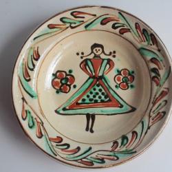Assiette folklorique roumaine terre cuite vernissée Femme