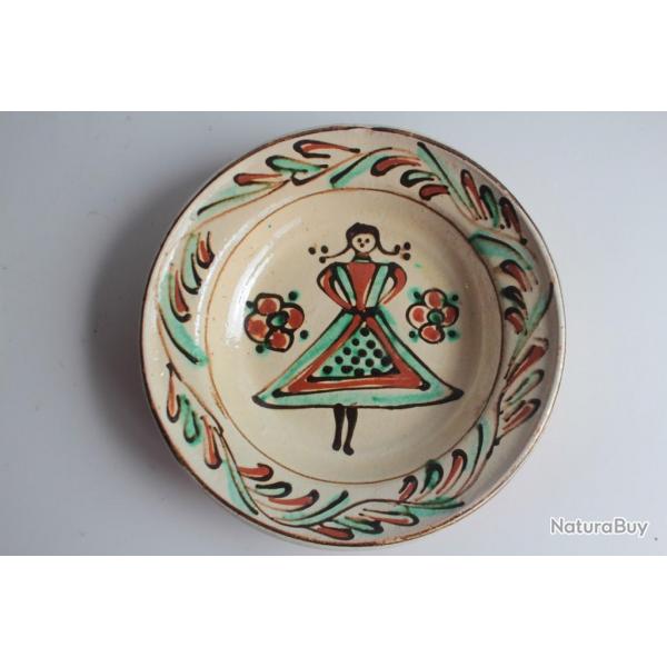 Assiette folklorique roumaine terre cuite vernisse Femme