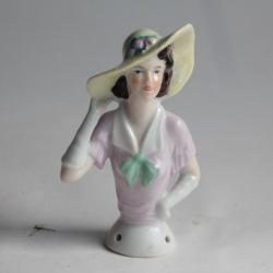 Demi figurine porcelaine Femme à la capeline