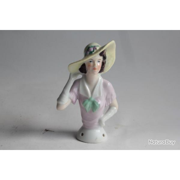Demi figurine porcelaine Femme  la capeline
