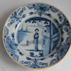Assiette faïence Delft Chinoiseries camaïeu bleu XVIIIe siècle