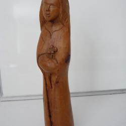 Sculpture en bois représentant une communiante religion