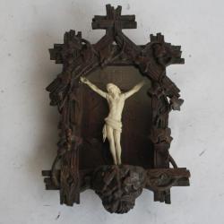 Bénitier bois sculpté Christ crucifié Art populaire Suisse/Haute-Savoie