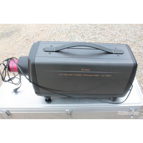 Vidoprojecteur Eiki model LC-1510 et objectif de rechange