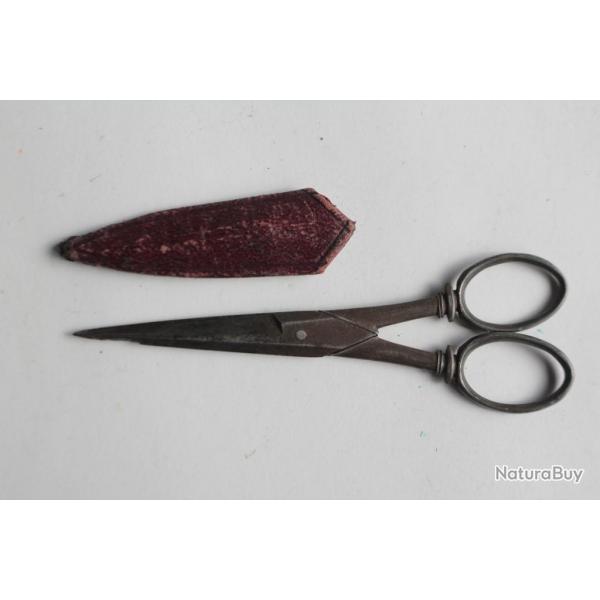 Ancienne paires de ciseaux acier Broderie Couture