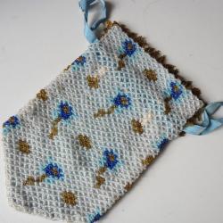 Bourse en sablés de perles de verre polychromes