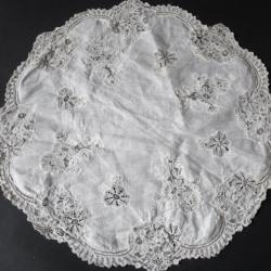 Ancien napperon brodé