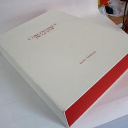 Coffret de présentation d'une styliste de mode vêtements