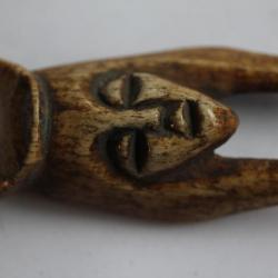 Ancienne amulette ethnique os