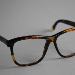 Ancienne paire de lunettes optique vintage