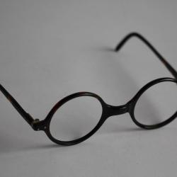 Ancienne paire de lunettes optique vintage