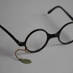 Ancienne paire de lunettes optique vintage