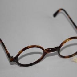 Ancienne paire de lunettes optique vintage