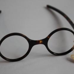 Ancienne paire de lunettes optique vintage