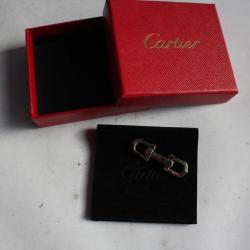 CARTIER un bouton de manchette argent Forme C.