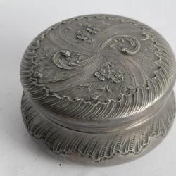 Boite métal argenté repoussé XIXe siècle