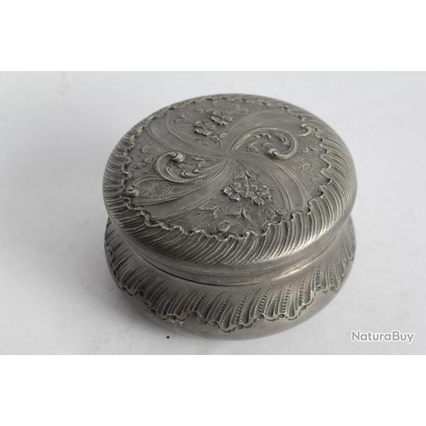 Boite mtal argent repouss XIXe sicle