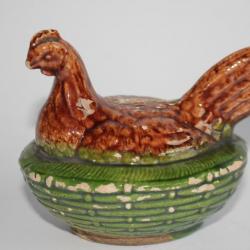 Ancienne tirelire à casser Poule couveuse faïence