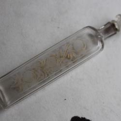 Grand flacon à sel gravé émaillé or