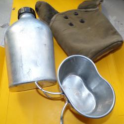 GOURDE MILITAIRE DE L'ARMEE FRANCAISE AVEC SON QUART  ET SA HOUSSE  , BON ETAT  VOIR PHOTOS .POUR TO