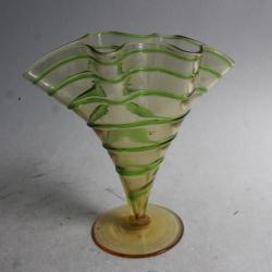 Vase verre soufflé ambre et filet vert 1900
