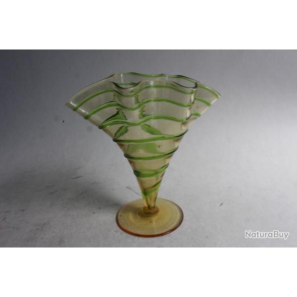 Vase verre souffl ambre et filet vert 1900