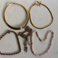 Cinq colliers fantaisie bijoux