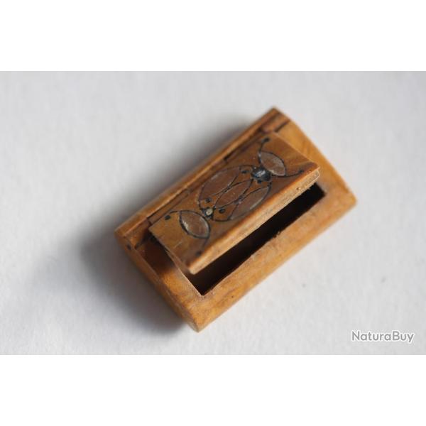 Boite  priser miniature bois poupe Art populaire