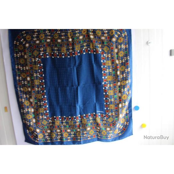 CHANEL Foulard soie bleu marine mode luxe
