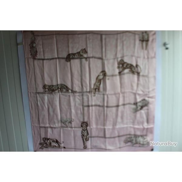 CARTIER Foulard soie rose Panthres