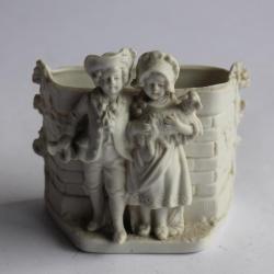 Porcelaine biscuit Petit vase enfants et agneau