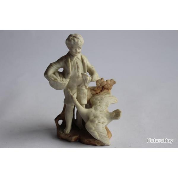 Porcelaine biscuit Petit vase soliflore garonnet et oie