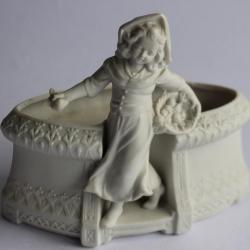 Porcelaine biscuit Jardinière fillette