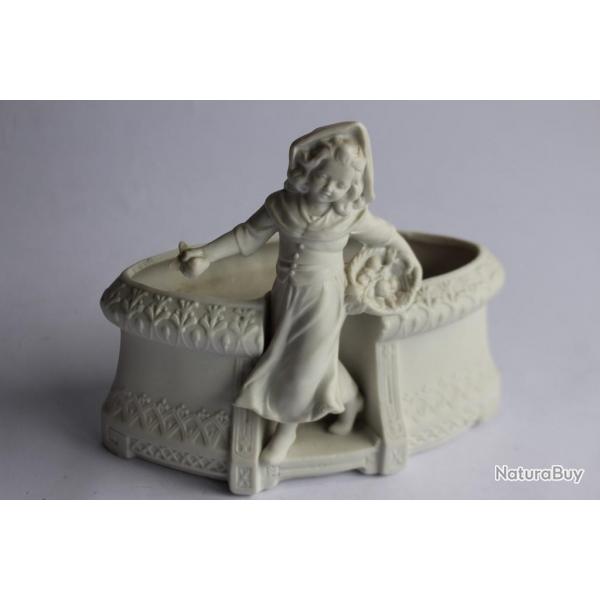 Porcelaine biscuit Jardinire fillette