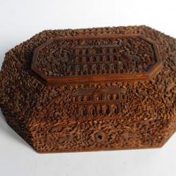 Ancienne boite asiatique en bois sculpté