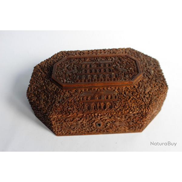 Ancienne boite asiatique en bois sculpt