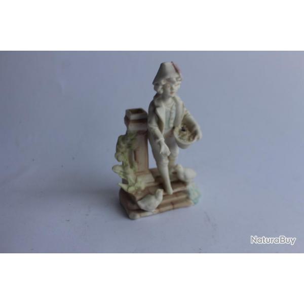 Porcelaine biscuit Soliflore garonnet nourrissant les oiseaux