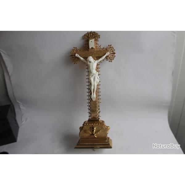 Christ en croix bois dor et platre dur religion XIXe sicle